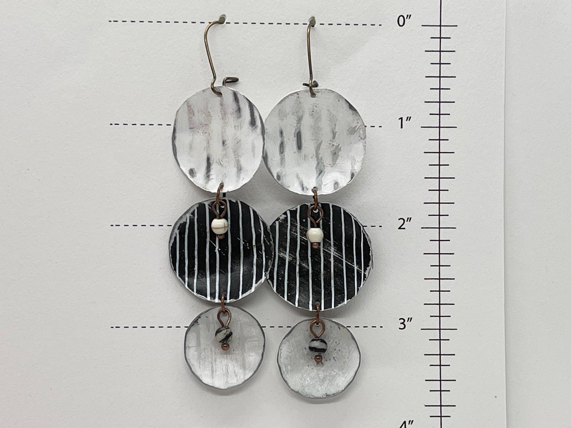 black and white graduated circles dangle earrings