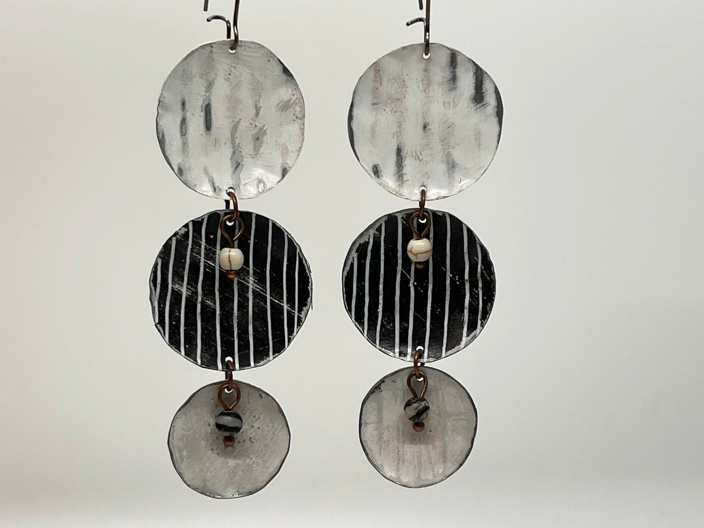 black and white graduated circles dangle earrings